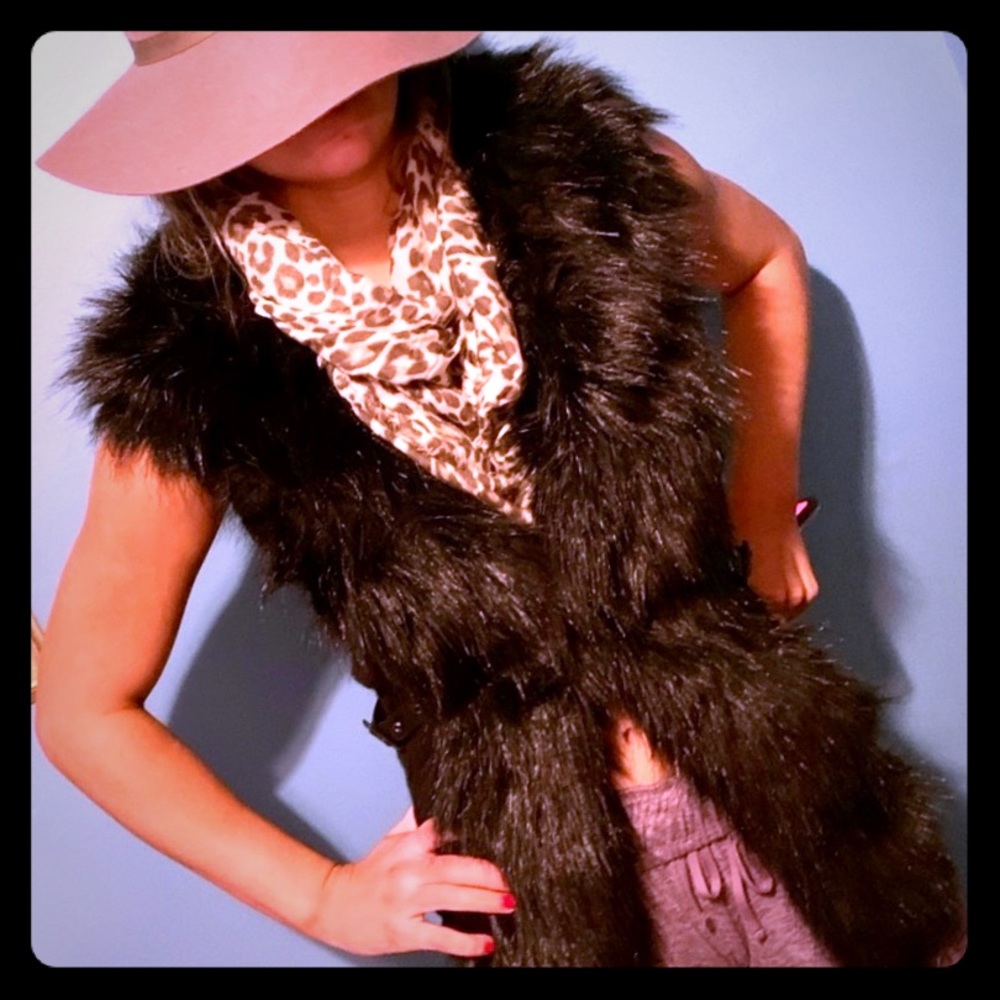 COPY - 👄GUESS Black sweater vest with faux fur co…